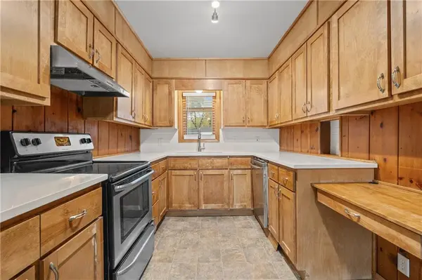5212 W 76th ST, Prairie Village, KS 66208