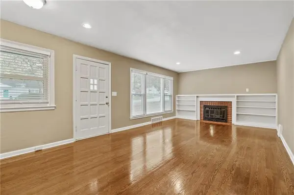 5212 W 76th ST, Prairie Village, KS 66208
