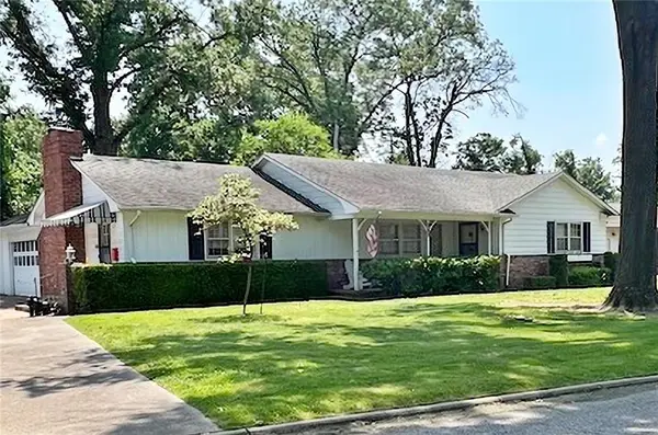 203 Crestwood LN, Pittsburg, KS 66762