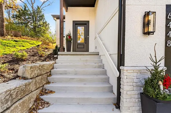 6448 NW Cross RD, Parkville, MO 64152