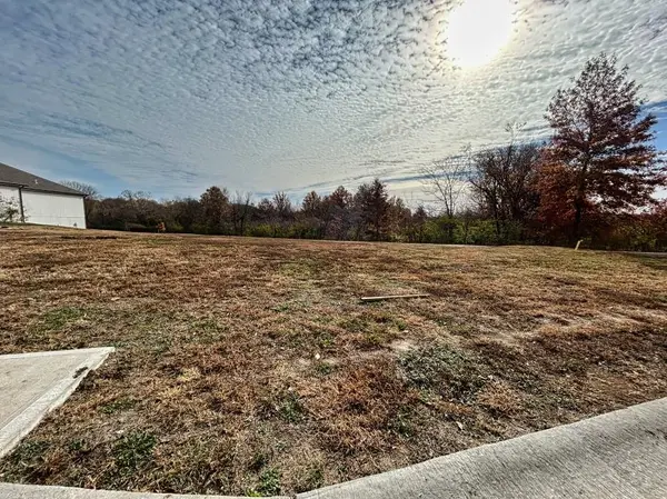 400 Pavilion DR, Grain Valley, MO 64029