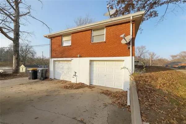 4000 N Jackson TER, Kansas City, MO 64117