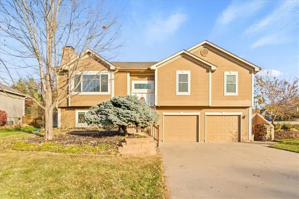 125 SW Tess DR, Lee's Summit, MO 64081