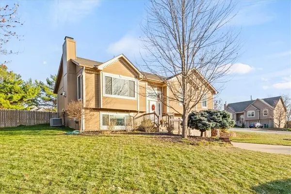 125 SW Tess DR, Lee's Summit, MO 64081