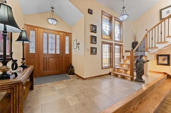 701 White Oak LN, Gladstone, MO 64116