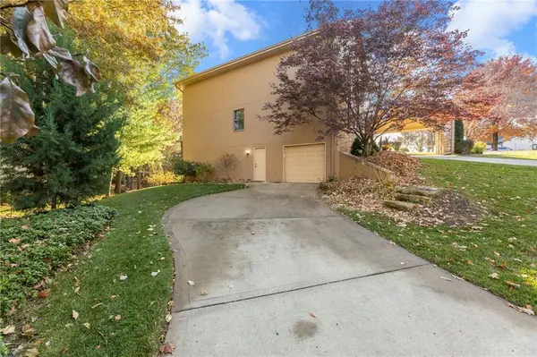 701 White Oak LN, Gladstone, MO 64116