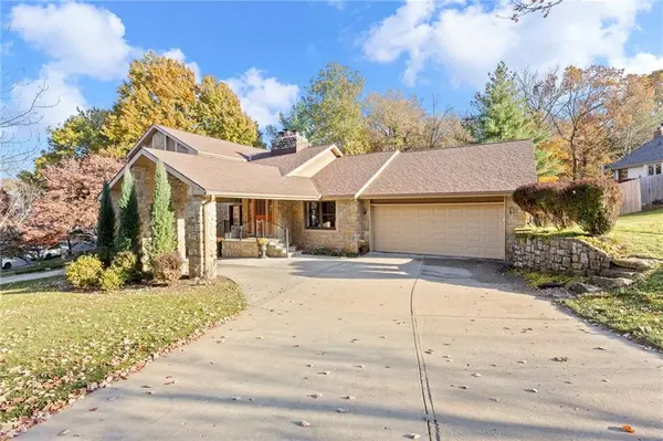 701 White Oak LN, Gladstone, MO 64116