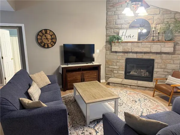 521 Hillbrook DR, Lansing, KS 66043