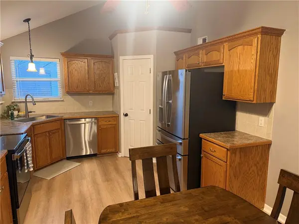 521 Hillbrook DR, Lansing, KS 66043
