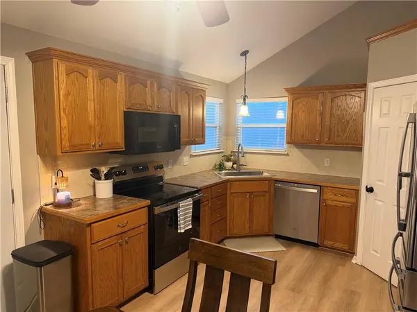 521 Hillbrook DR, Lansing, KS 66043