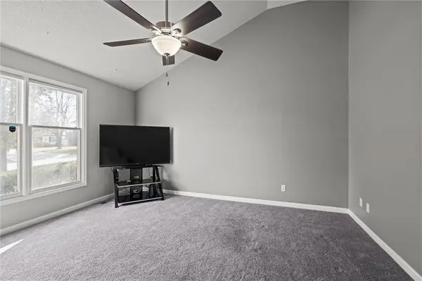 1184 S Delaware ST, Tonganoxie, KS 66086