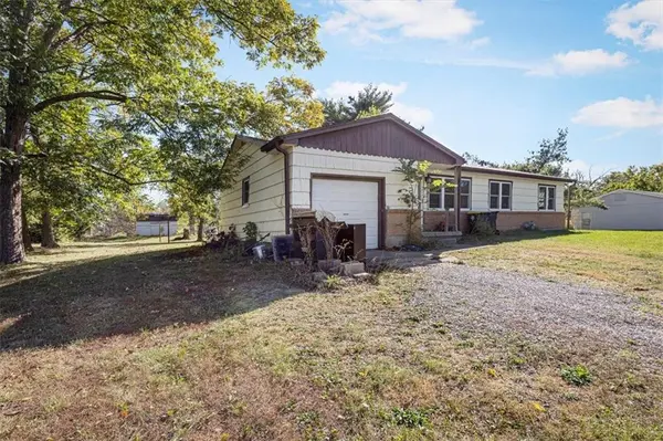 8921 N Charlotte ST, Kansas City, MO 64155