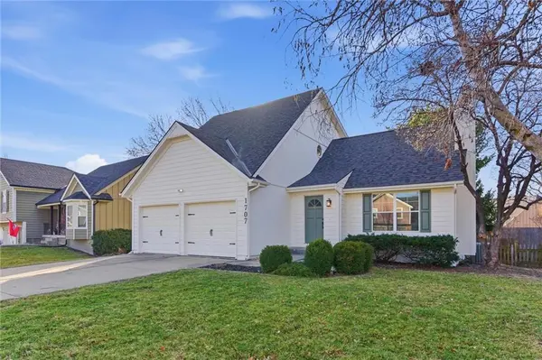 1707 NE Duchess DR, Lee's Summit, MO 64086