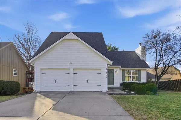 1707 NE Duchess DR, Lee's Summit, MO 64086