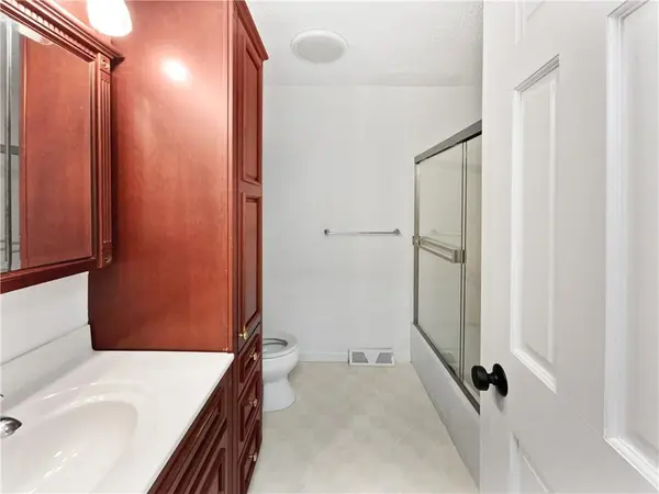 2200 Meadowlark DR, Harrisonville, MO 64701