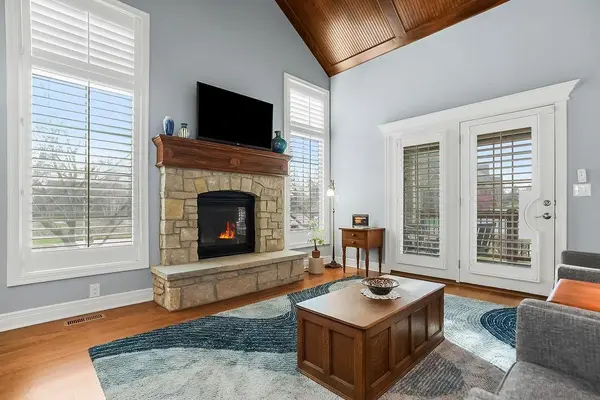 14745 Meadow LN, Leawood, KS 66224
