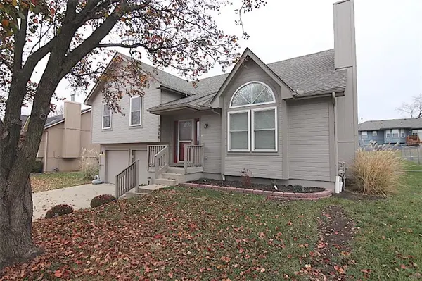 1706 Johnston DR, Raymore, MO 64083