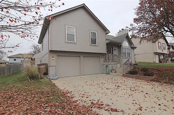 1706 Johnston DR, Raymore, MO 64083