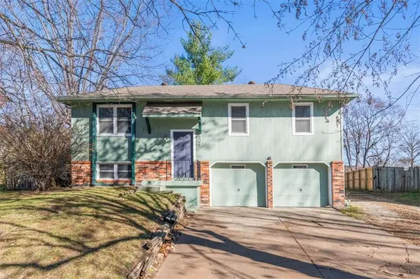 305 Concord CIR, Grain Valley, MO 64029