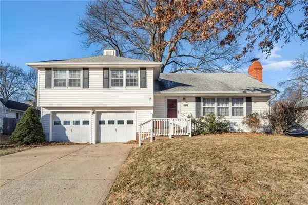 8712 Conser ST, Overland Park, KS 66211