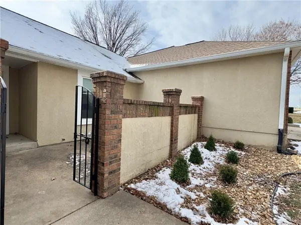 11051 W 97th CIR, Overland Park, KS 66214