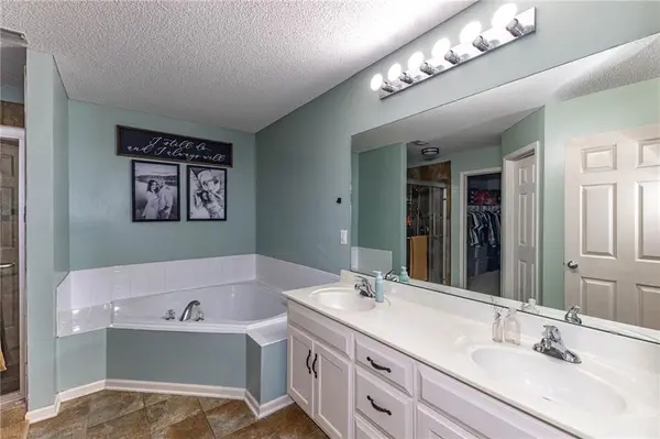 620 River Falls RD, Edwardsville, KS 66111