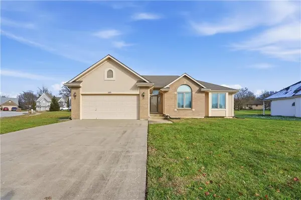 105 N Lakeshore DR, Raymore, MO 64083