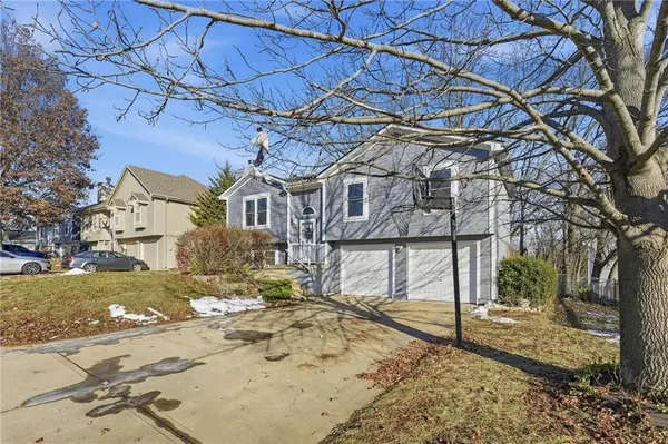 918 SE Kingscross RD, Blue Springs, MO 64014