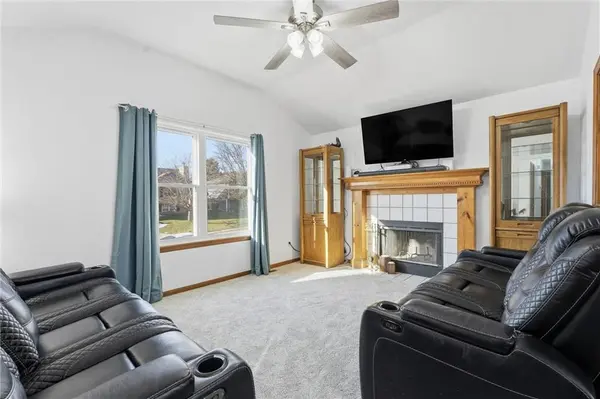 918 SE Kingscross RD, Blue Springs, MO 64014