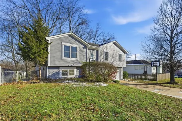 918 SE Kingscross RD, Blue Springs, MO 64014
