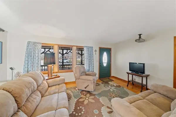 10005 E 69th TER, Raytown, MO 64133