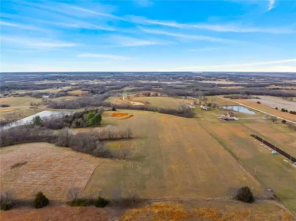 1036 E 1700 RD, Lawrence, KS 66046
