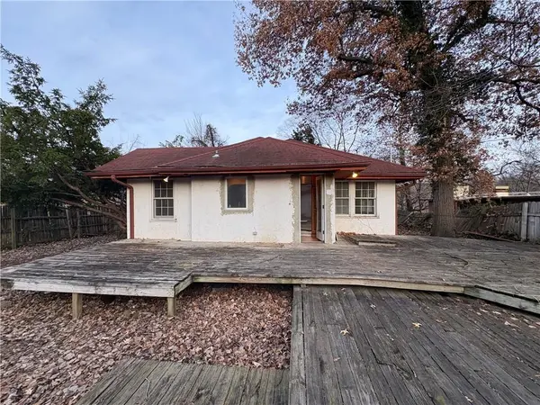 3700 E Roanoke DR, Kansas City, MO 64111