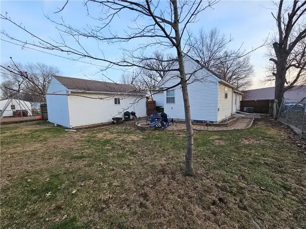 138 W WARREN ST, Gardner, KS 66030