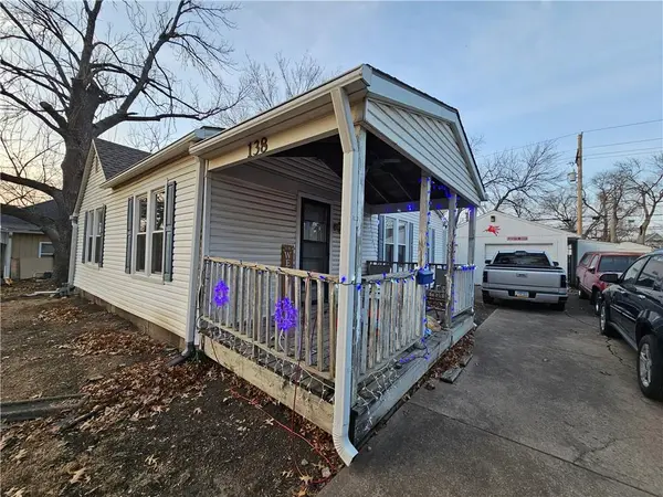 138 W WARREN ST, Gardner, KS 66030