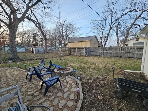 138 W WARREN ST, Gardner, KS 66030