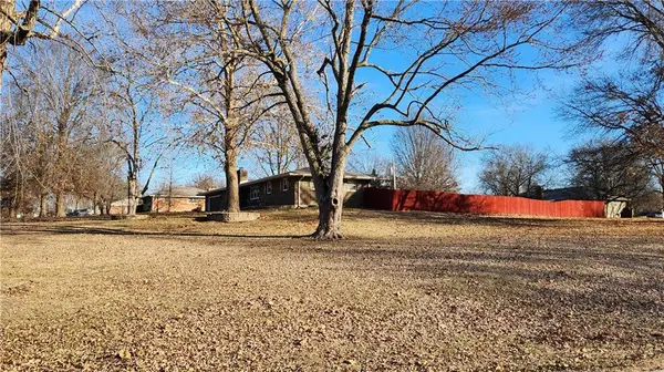 908 Harr Grove RD, Peculiar, MO 64078