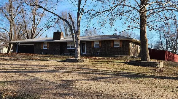 908 Harr Grove RD, Peculiar, MO 64078