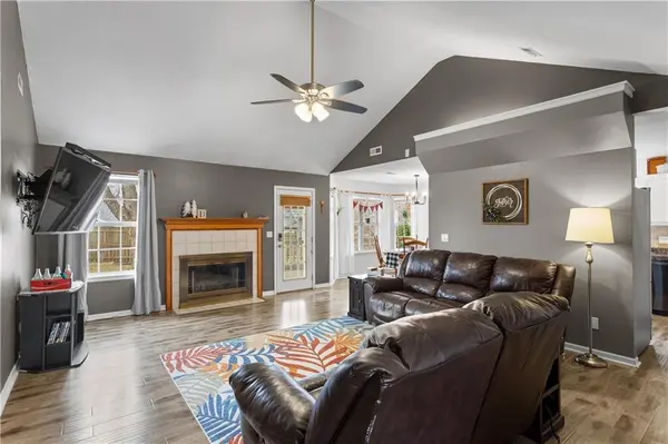 1180 S Bury ST, Tonganoxie, KS 66086