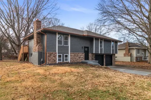 504 NW Chateau DR, Blue Springs, MO 64014