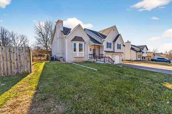 205 W Laredo TRL, Raymore, MO 64083