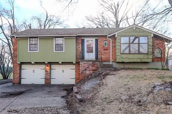 2912 NW Bedford CT, Blue Springs, MO 64015