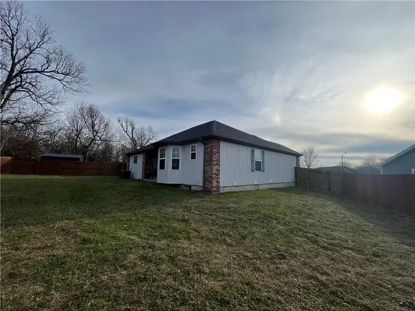 245 W Erin CT, Bolivar, MO 65613