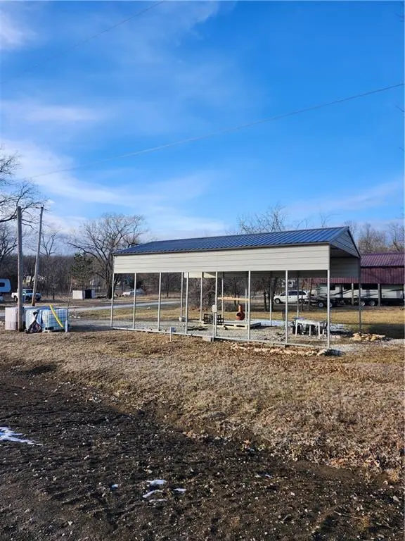 2 Travco LN, Linn Valley, KS 66040