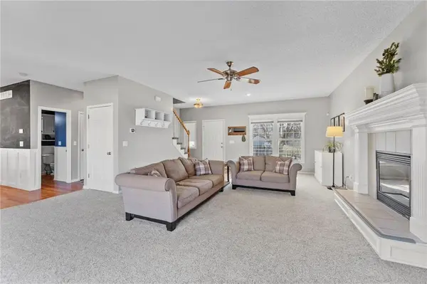 517 NE Hans DR, Blue Springs, MO 64014