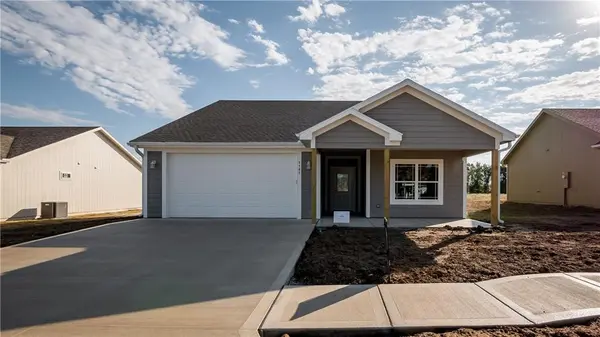 1405 NE White Oaks LN, Oak Grove, MO 64075
