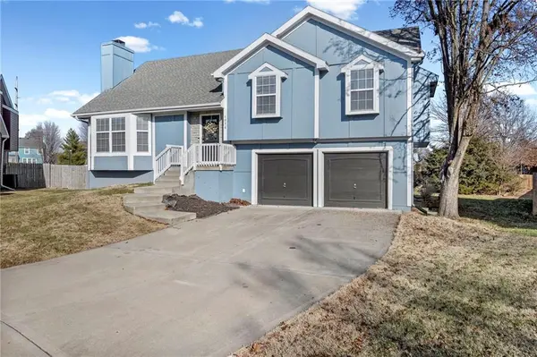 1034 N Parker TER, Olathe, KS 66061