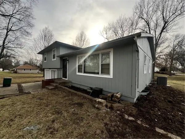 995 N Hurley ST, Peculiar, MO 64078