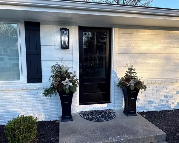 9737 Mohawk DR, Overland Park, KS 66206