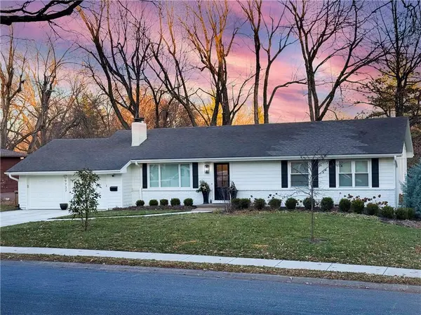 9737 Mohawk DR, Overland Park, KS 66206